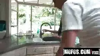 المنحرف الشاب يأخذ قضيب الرجل الماهر السميك في مؤخرته