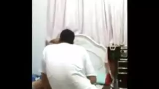 شب يمزع مرته من المص ف بزازها وهيا تصرخ