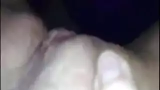 يلتهم كسها حتى تتدفق juices في فمه