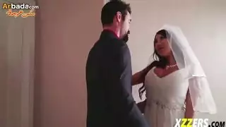 ليلة الدخلة زوج ساخن ينيك زوجته الجميلة من الكس و الطيز