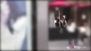 لديها ثديين كبيرين ولكن أيضا قاعها