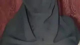 استمناء عربي ساخن: تدليك كسها الحليق تحت عباءتها