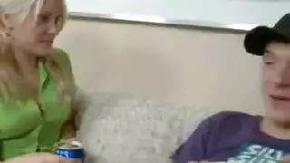 شقراء قذرة و سمراء داكنة تشاركان رجلاً ناضجاً