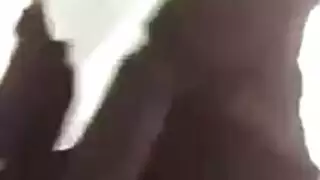 خادمة آسيوية تقدم أداءً إباحياً جامحاً