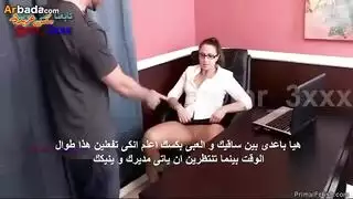 السكرتيرة المثيرة تعدد شركاء جنسيين في المكتب والقذف على الصدر