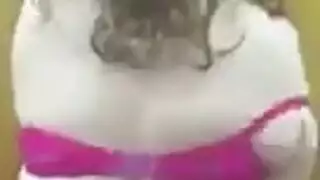 دمية جنس بيضاء كالشمع تترصد لتصوير إباحي