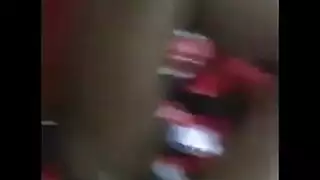 مراهقة شقية تقطر مبللة وهي تصور فرجها من أجل جماع عن بعد