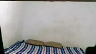 عاهرة تأخذ قضيباً مصرياً كبيراً في بيت دعارة إباحي