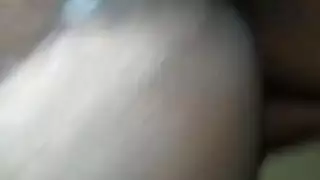 الفتاة ذات المؤخرة الكبيرة تفتح شفرتي فرجها المرتشح لتصوير إباحي