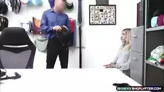 يرفع فستانها ليجد فرجها الضيق جاهزًا للجنس