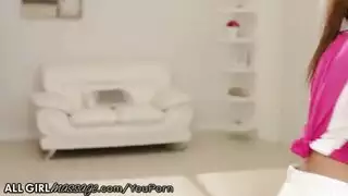 فتيات لطيفات يقبلن مهبلهن بلطف