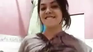 إباحية صريحة: إدخال الأصابع في مؤخرتها ومشهد مع حيوان