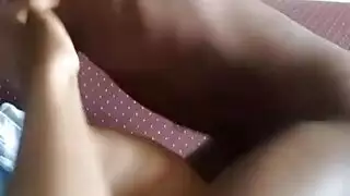 عاهرة المص على ركبتيها تمتلئ فمها بالسائل المنوي