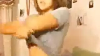 الابنات يخلعون ملبسهم كلها وا مت