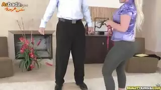 رفع فستانها لممارسة وضعية الكلب بخشونة