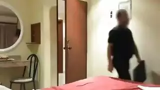 تسجيل دخول مشبوه: مراهقة تمارس الجنس مع طاقم الفندق في فيلم بورنو