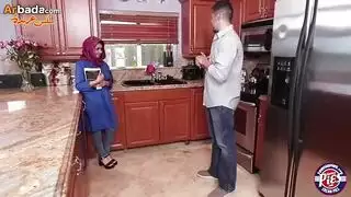 مُستأجرة للتنظيف، مُستعملة لأسلوب الكلب الصريح والجنس الفموي