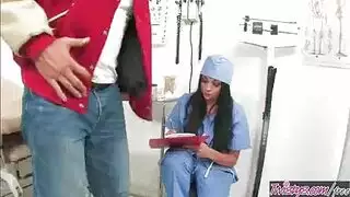 ينيكها فى العيادة أمام زوجها