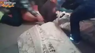 حفلة إباحية: امرأة محجبة تستسلم طيزها لمجموعة رجال