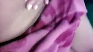 فتاة مثارة لا تتوقف عن تدليك كسها الضيق على السرير
