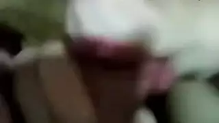 ربة منزل شهوانية تمص وتبتلع في فيلم سري