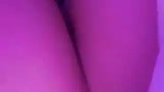 مشهد جنس جماعي: قبلة سحاقية وسط ممارسة صعبة