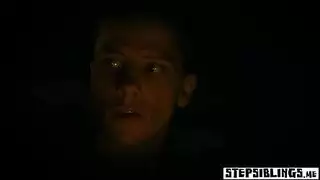 الأخت المراهقة الممحونة تخرج زب أبوها أخوها الضخم