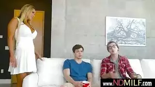 حلمات زوجة الأب الصلبة تدعو لجلسة نيك عميق مع صديق ابنها