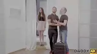 الأب أشيب الشعر يغوي الصديقة الشابة لجلسة جنس صريحة