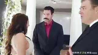 نجمة البورنو الإباحية آنجيلا وايت تمارس الجنس مع صديق عريسها قبل فرحها