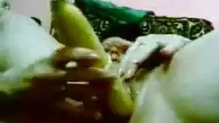 كوغار خبيرة تدهن كسها ثم تنيكه بخضار