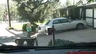 شقراء تلهث وتأخذ كل سنتيمتر من قضيب أسود كبير في فتحتها الضيقة