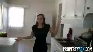 سماسرة عقارات مغرية تمارس الجنس بقوة مع عميلها في جولة عقارية إباحية
