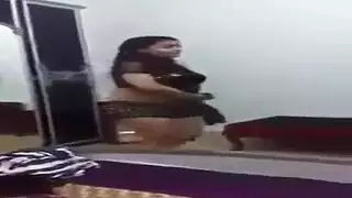 عاهرة ذات قوام ممتلئ تخفضها في نومة شفافة