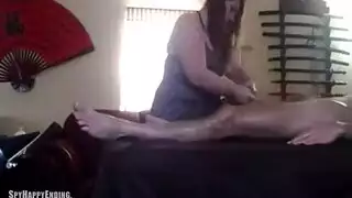 تدليك بالزيت الساخن يتحول إلى جلسة مص جشعة للقضيب