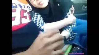 محجبة ماليزية ممحونة مع حبيبها في السيارة هي تمصله وهو يلحس لها