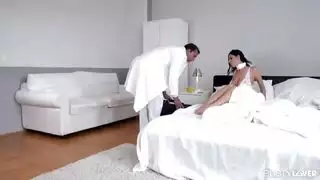 شاب يعالج امه