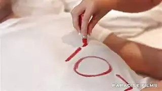 تتسلل إلى غرفة نومه لمص قضيبه وهو نائم ثم تتوسل لممارسة جنسية صريحة