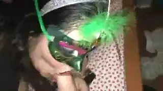 بعد ملء مهبلها، يضرب شرجها الضيق