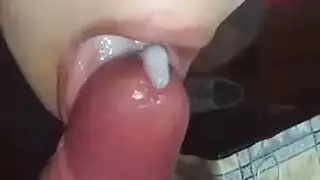 صديقتي تعبد قضيبي بيديها وفمها