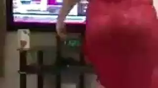 شاب أجنبي ديوث يصور امه وينيكها – نيك محارم مترجم