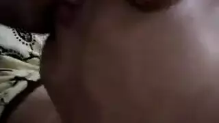 شاب سوري يصور جلسة حميمة: تقبيل والضغط على صدرها الممتلئ