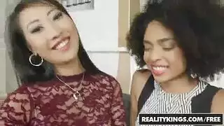 الزوج يشاهد صديقه الفاسق يمارس الجنس مع زوجته