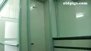 من الحانة إلى الحمام: ميلف ممتلئة الجسم تأخذ قضيبًا صلبًا في الكابينة