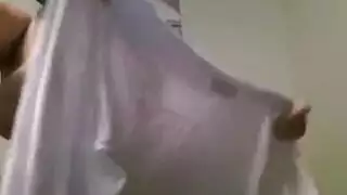 منظور الشخص الأول: مداعبة أثداء كبيرة لعارضة كاميرا عربية مملوءة الجسم