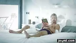 جلسة إباحية لممرضة شابة مع انتصاب ضخم لرجل في عمر أبيها
