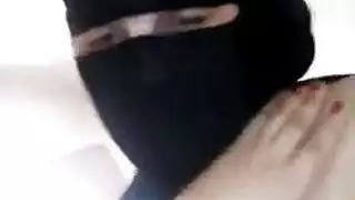 فيلم للكبار: سيدة عربية ترتدي نقاب تتعرى وتعرض أثداءها الكبيرة المملوءة بالحليب