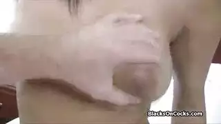 فتاة نظارات تعض شفايفها بينما يضرب الزب كسها المحلوق