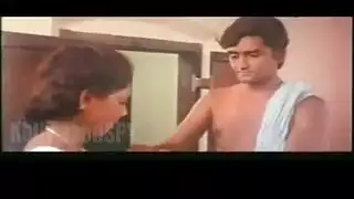 شاب هندي يمارس الجنس مع جارته المطلقة الشهوانية ويمتص ثدييها الكبيرين ويفتح كسها المبلول