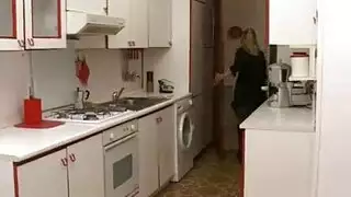 الفتاة الناضجة ذات الشعر الأبيض تستمتع بالاختراق الشديد من رجل شاب في كسها المشعر